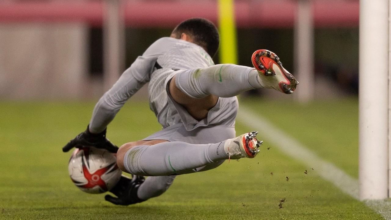 Goleiro Santos defendeu um pênalti contra o México