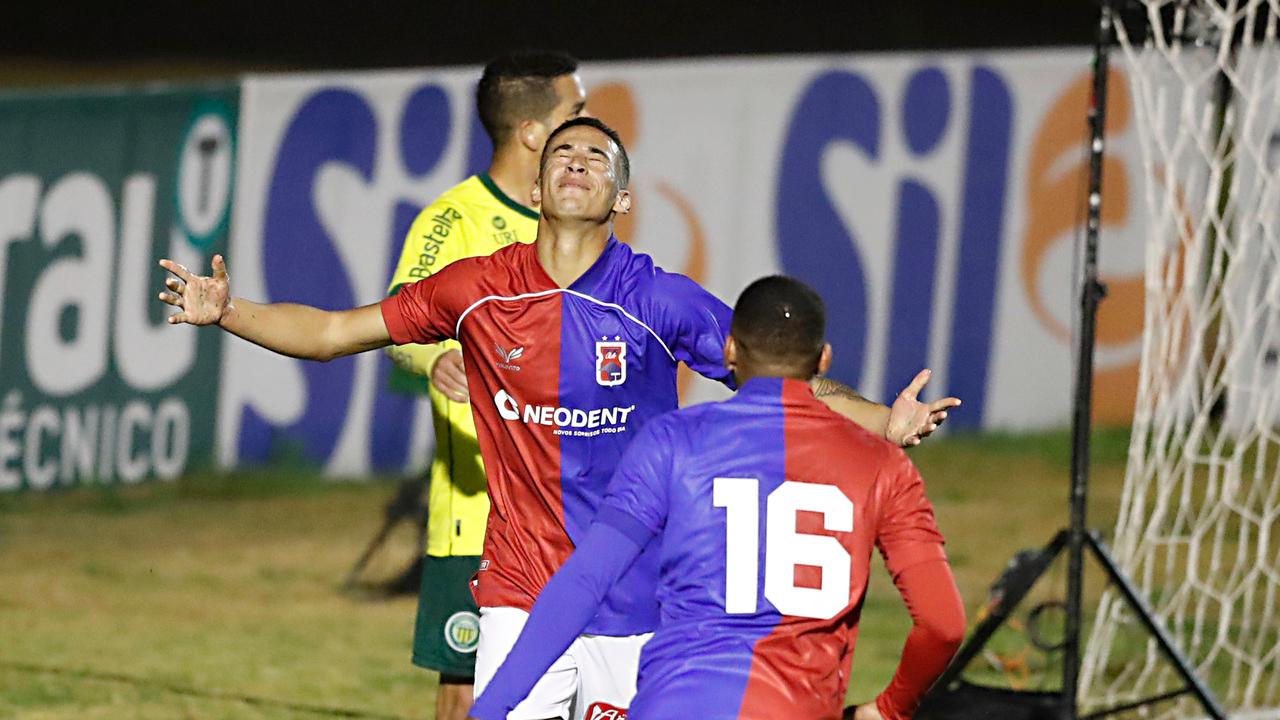 Vinícius Moura comemora gol pelo Paraná.