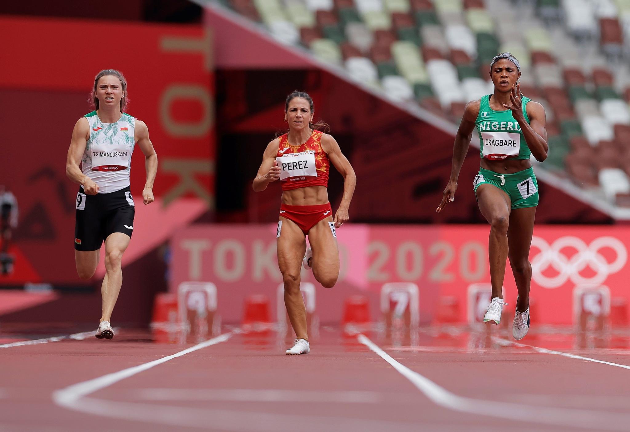 Krystsina Tsimanouskaya (à esquerda) durante eliminatória dos 100 metros em Tóquio: atleta foi impedida de participar dos 200 metros após integrantes da delegação tentarem tirá-la à força do Japão.