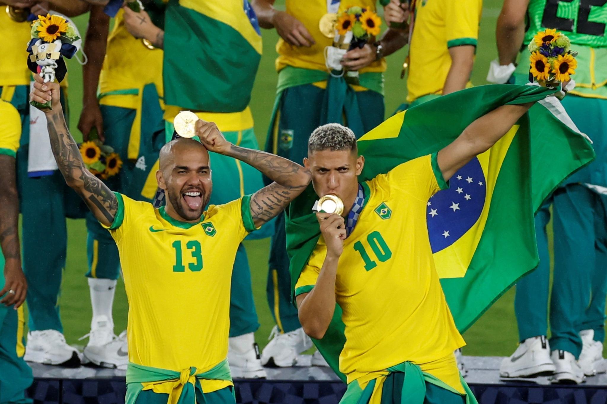 Brasileiros do futebol foram os únicos atletas em toda essa edição dos Jogos Olímpicos a desrespeitar as regras sobre o uso do agasalho de pódio. Daniel Alves defendeu a atitude no Instagram.