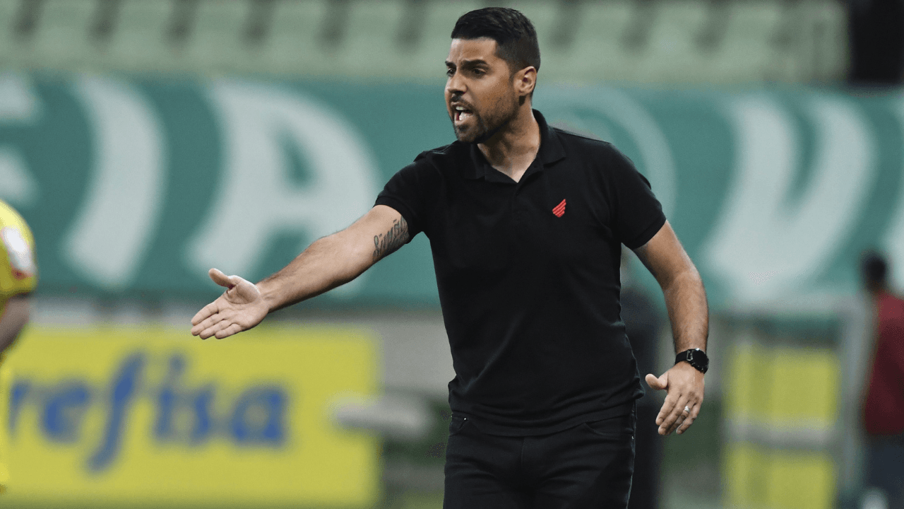 António Oliveira diz que Athletico não abdicou do Brasileiro