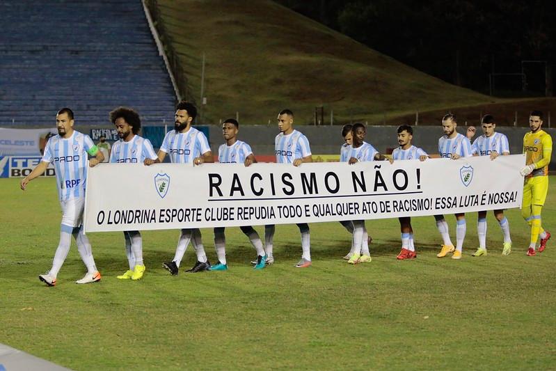 Jogadores do Londrina protestaram na entrada do campo.