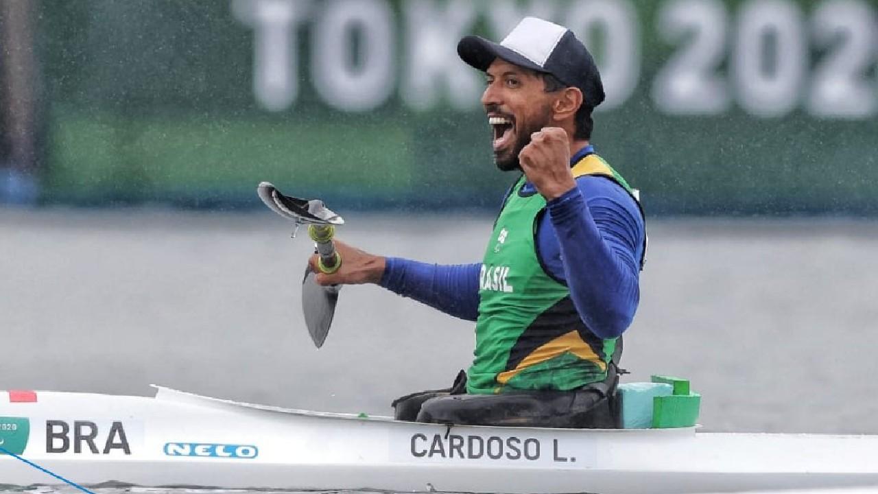 Luis Carlos Cardoso comemora a prata.