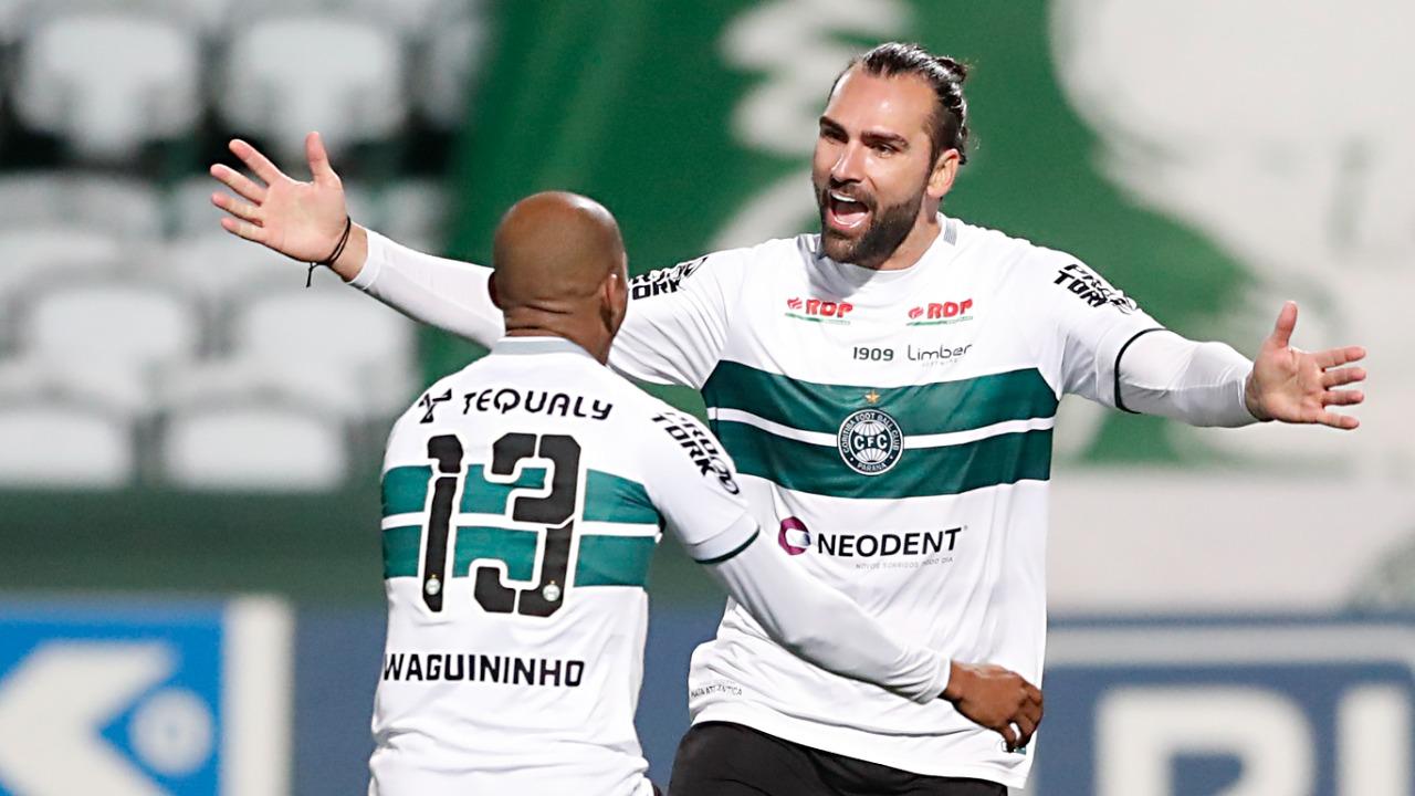 Léo Gamalho agora soma 18 gols na temporada pelo Coritiba