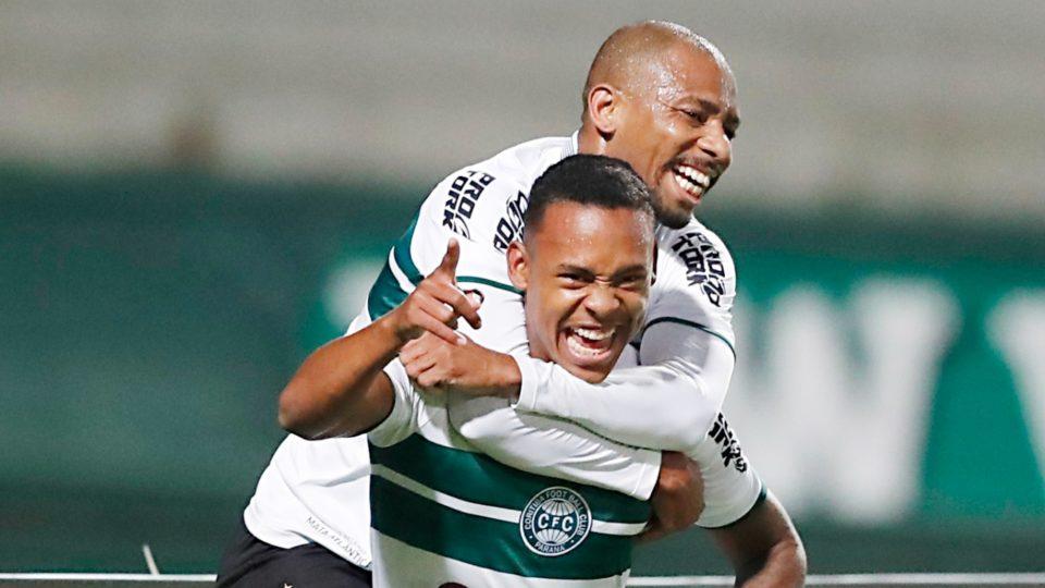 Waguininho e Igor Paixão comemoram mais uma vitória do Coritiba na Série B