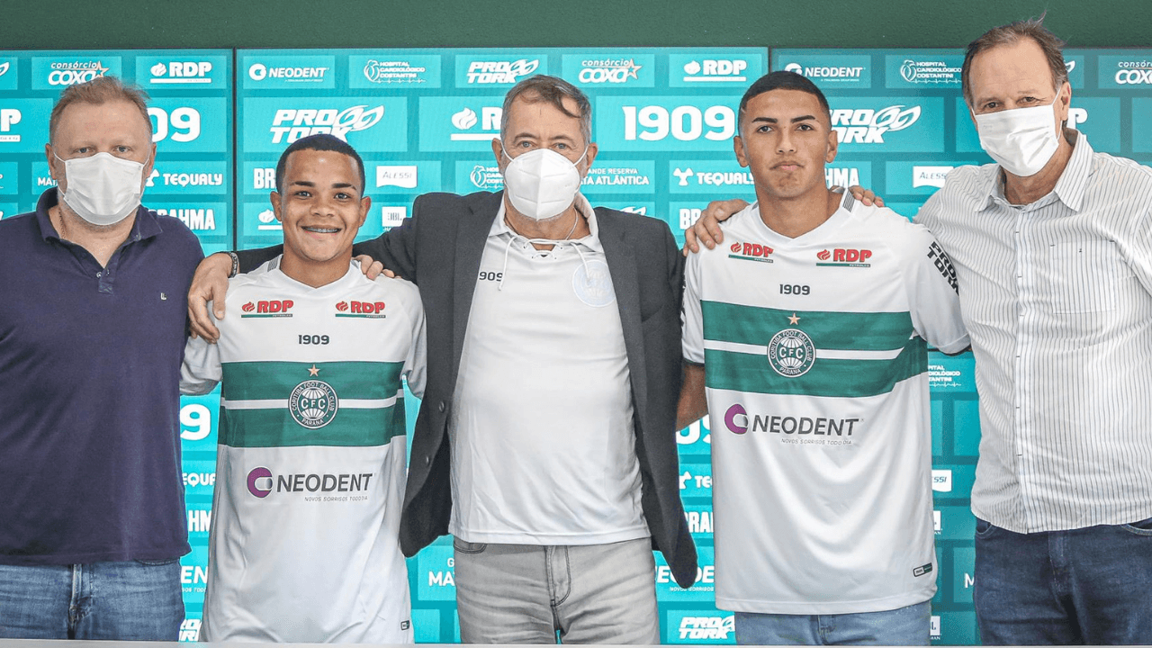 Juarez Moraes e Silva, Osíris Klamas e Maurício Gulin com os atletas Ruan Lucas e Kaio César