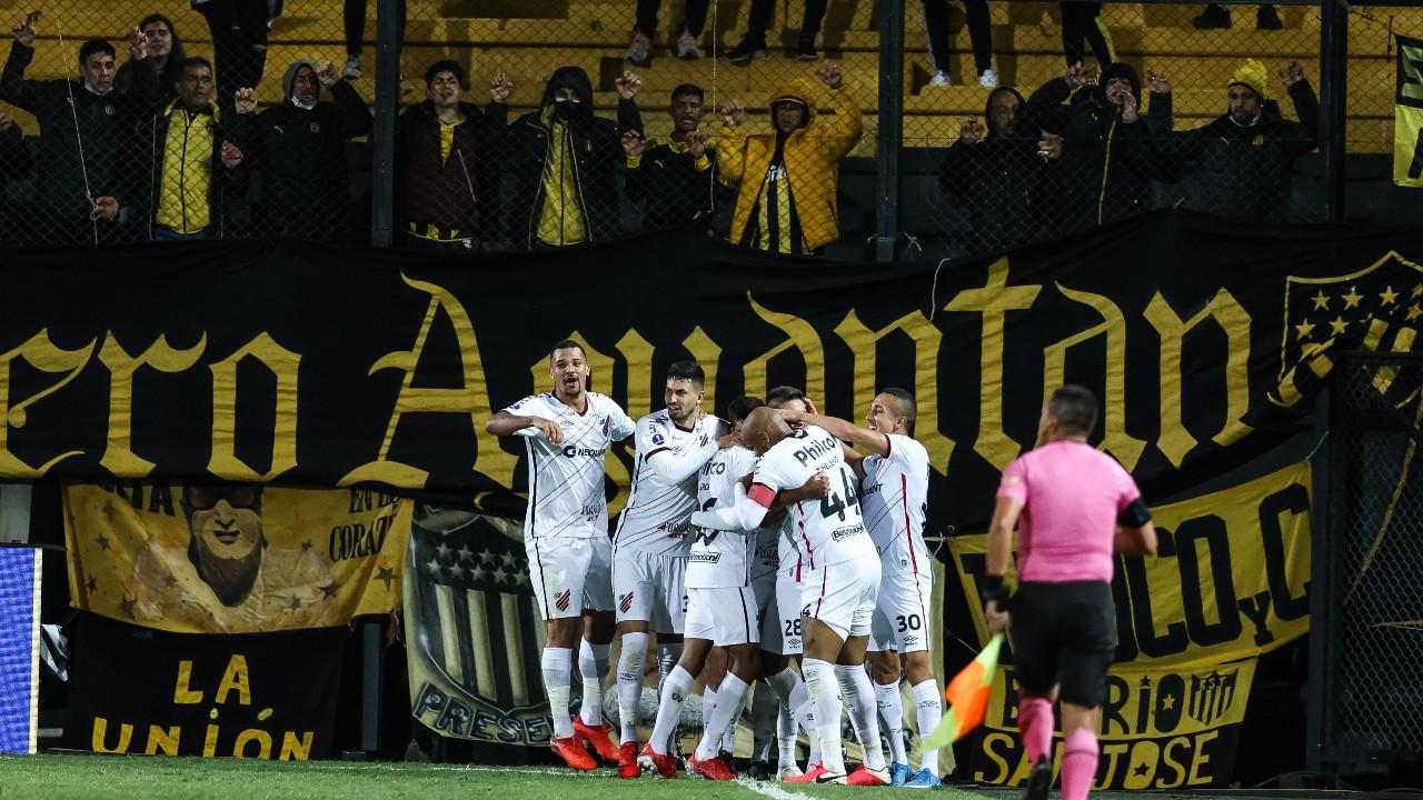 Athletico saiu em vantagem no primeiro jogo da semifinal contra o Peñarol