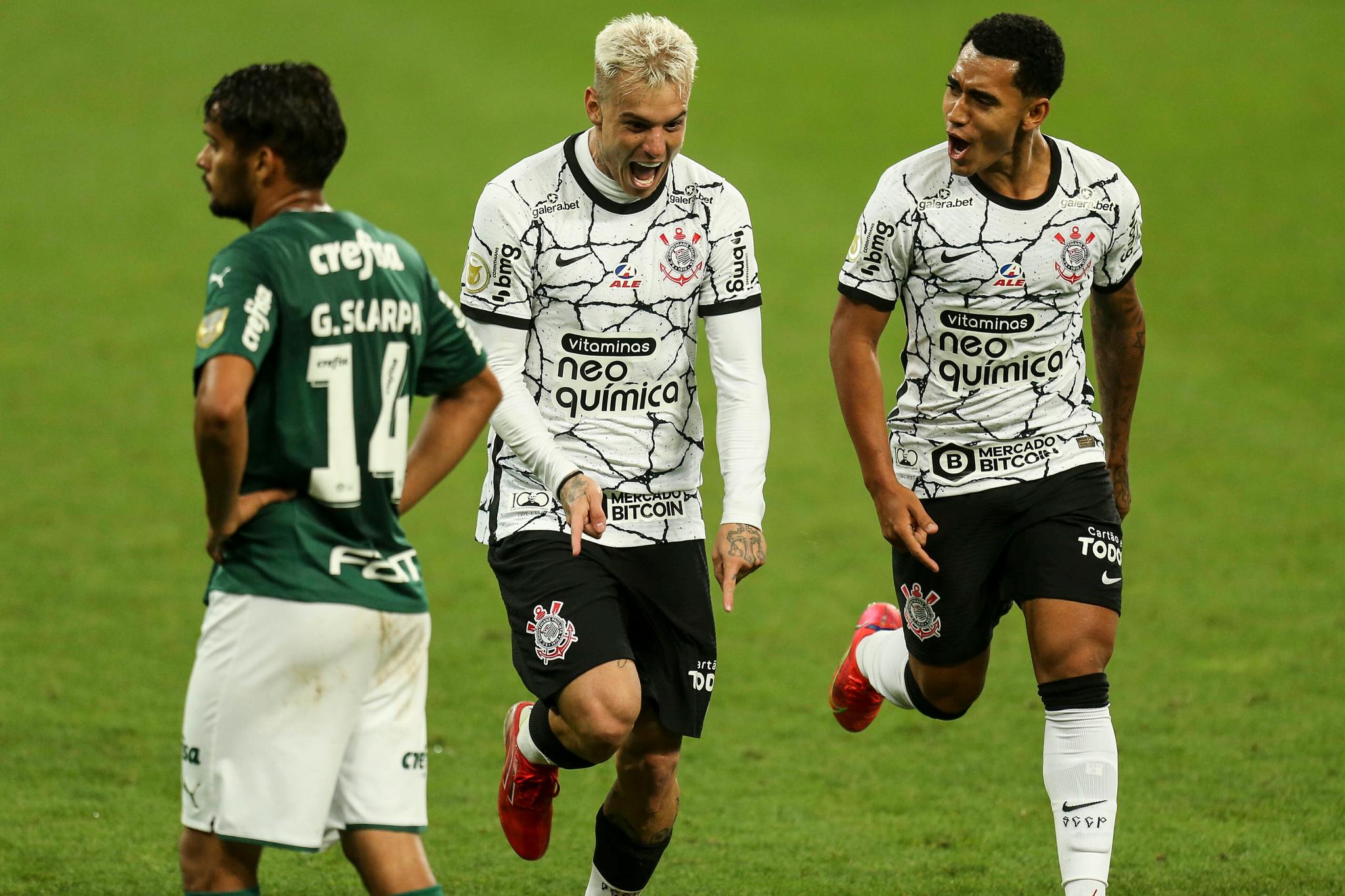 Roger Guedes comemora segundo gol contra o Palmeiras