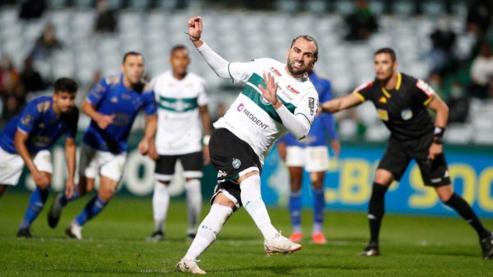 Léo Gamalho perdeu pênalti contra o Cruzeiro, na semana passada.