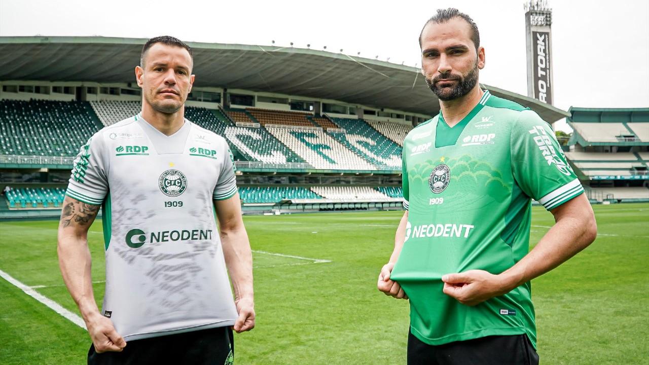 Wilson e Léo Gamalho com a nova camisa 3 do Coxa