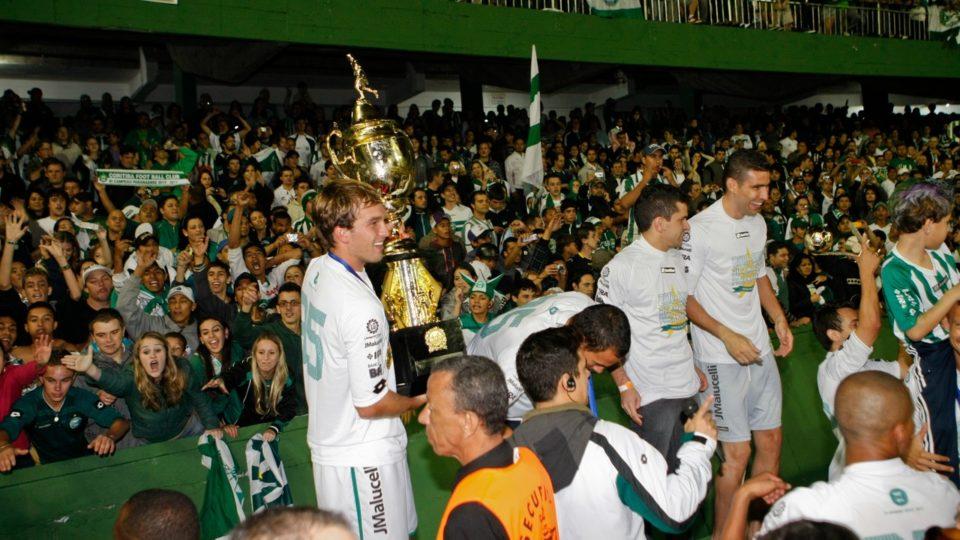 Willian Farias e o troféu do Campeonato Paranaense 2011