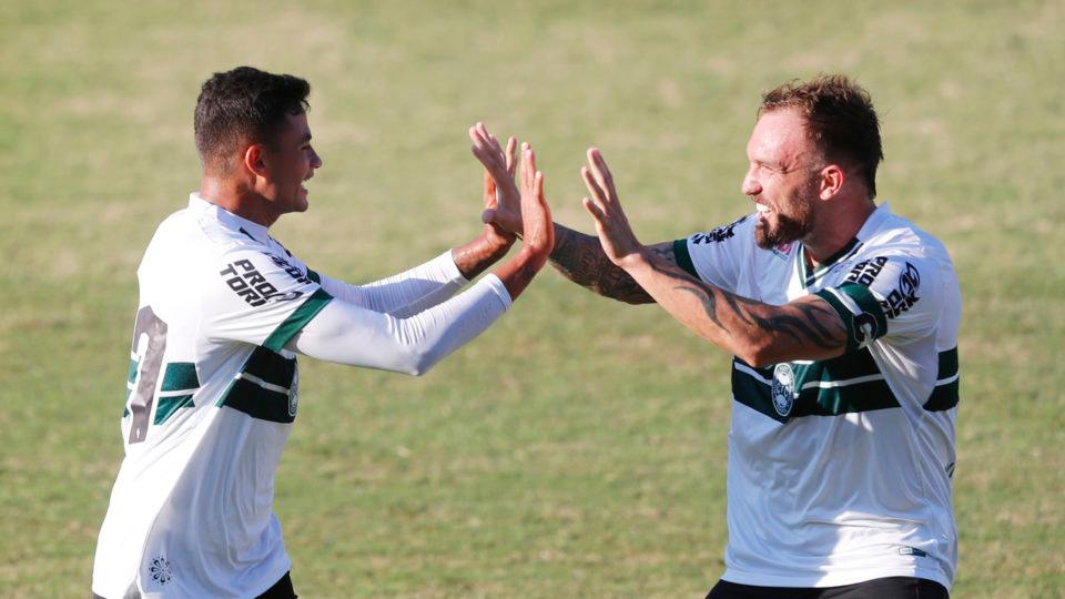 Val e Willian Farias comemoram vitória por goleada do Coritiba sobre o Paraná Clube
