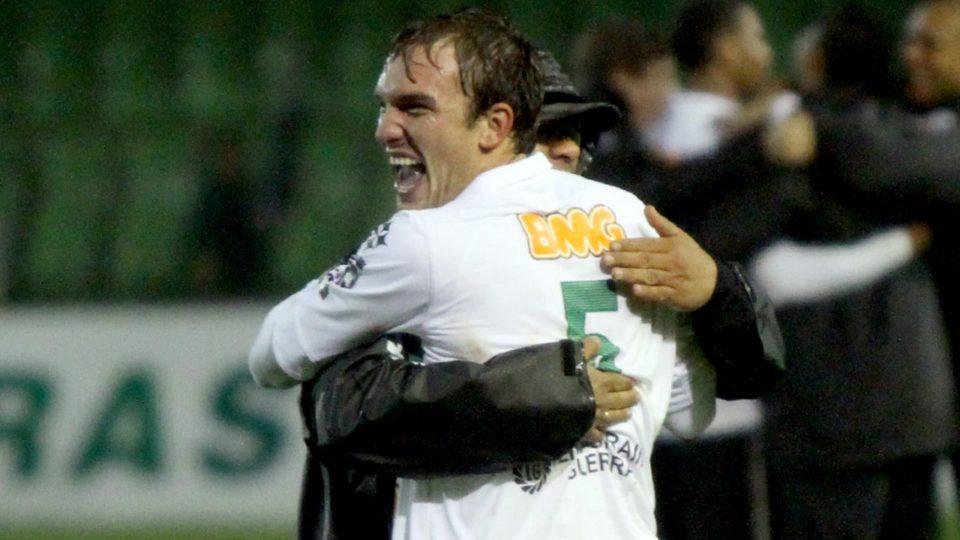 Willian Farias comemora a vitória sobre o São Paulo na Copa do Braisl 2012