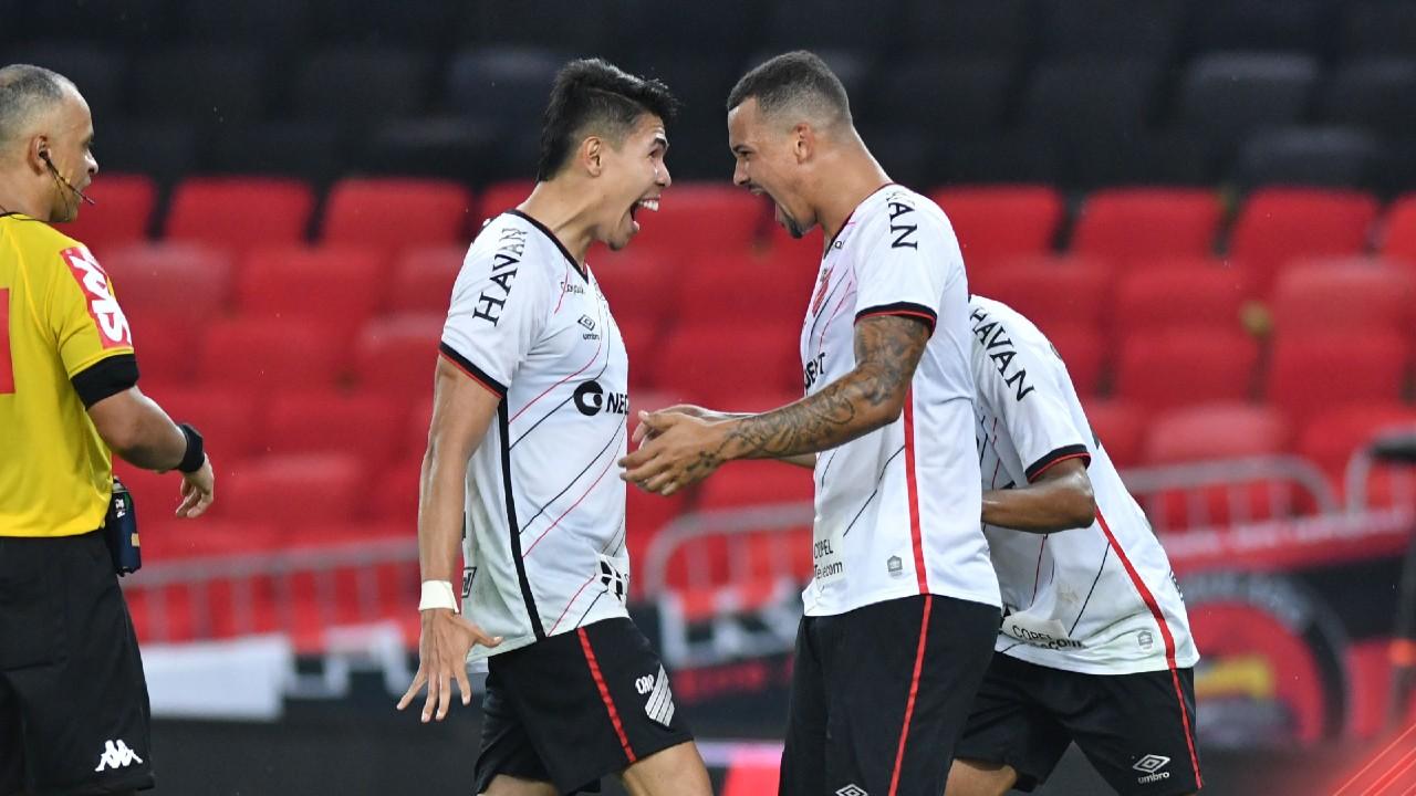 Nicolás Hernández e Zé Ivaldo comemoram classificação do Athletico