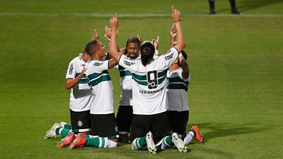 Coritiba estreia com vitória sobre o Avaí por 2 a 0 no Couto Pereira