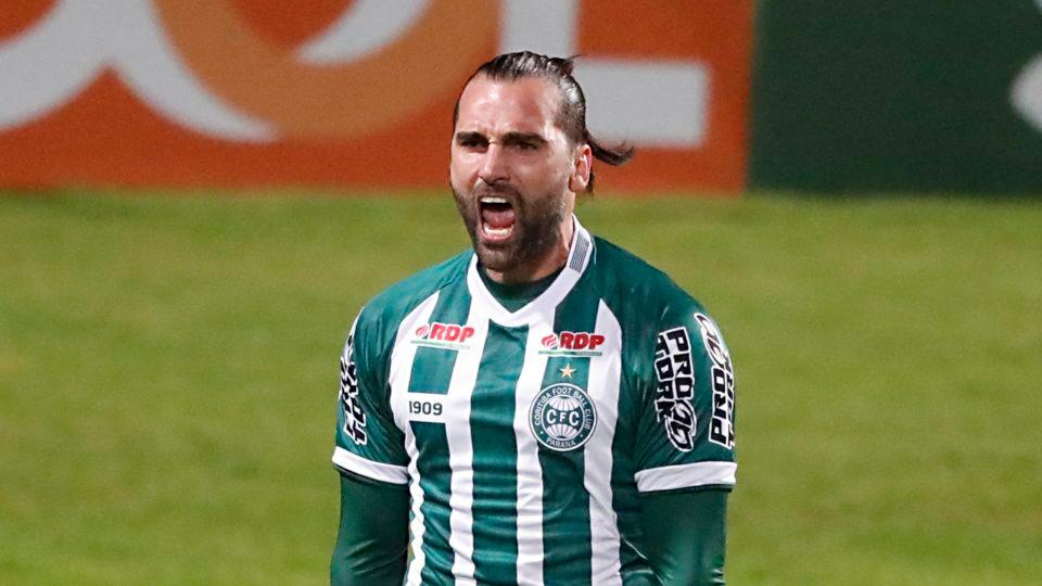 Léo Gamalho comemora primeiro gol na Série B - empate com o Londrina por 1 a 1