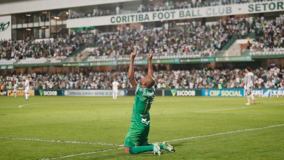 Atacante Waguininho comemora gol sobre o Operário com Couto Pereira lotado ao fundo