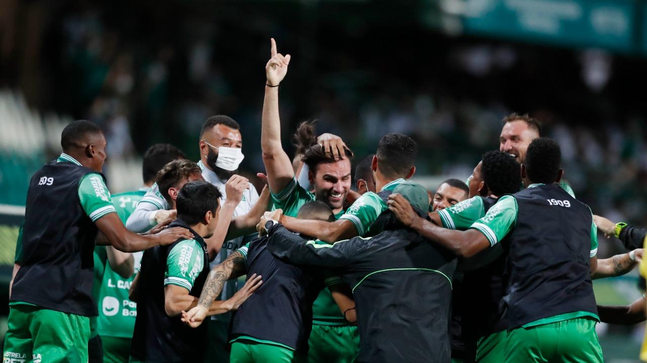 Léo Gamalho é abraçado por companheiros após marcar gol