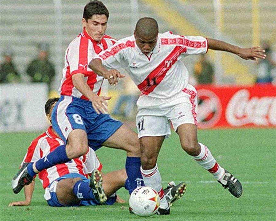 Gustavo Morínigo em ação pela seleção paraguaia, na Copa América de 2001. EFE