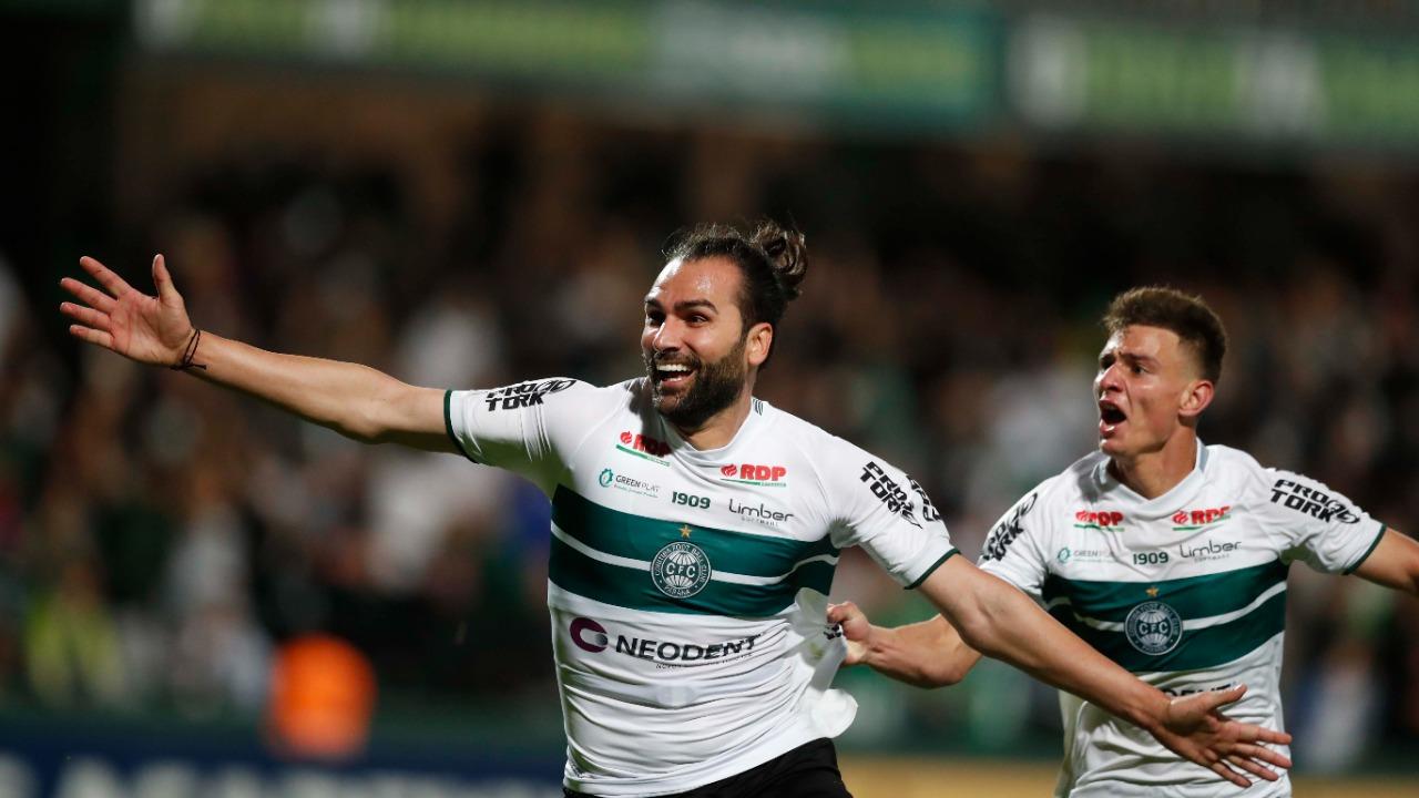 Léo Gamalho chega a 23 gols na temporada