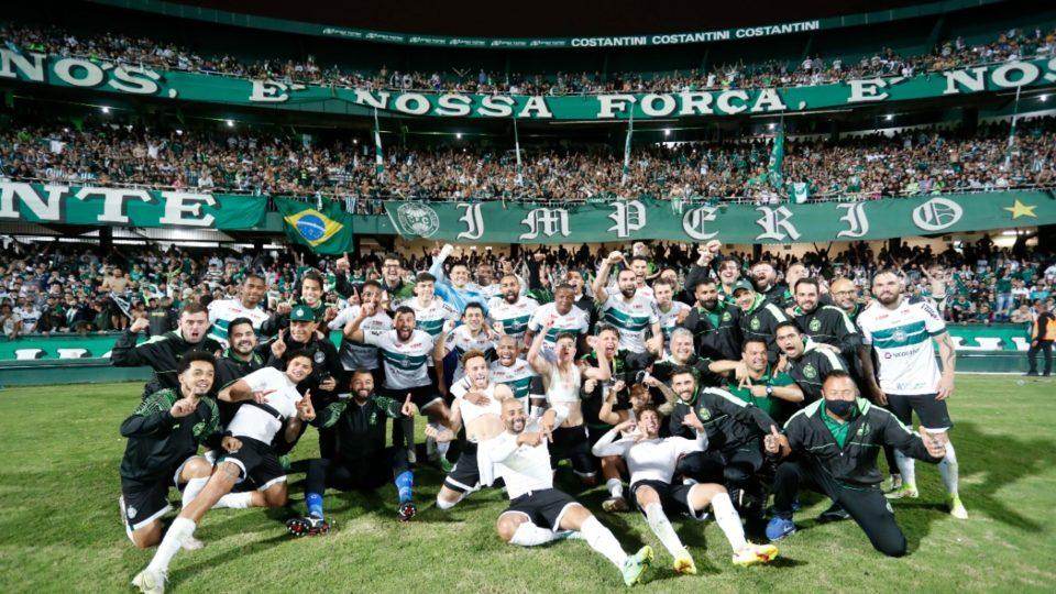 Jogadores e comissão técnica comemoram vitória sobre o Brasil de Pelotas com a torcida