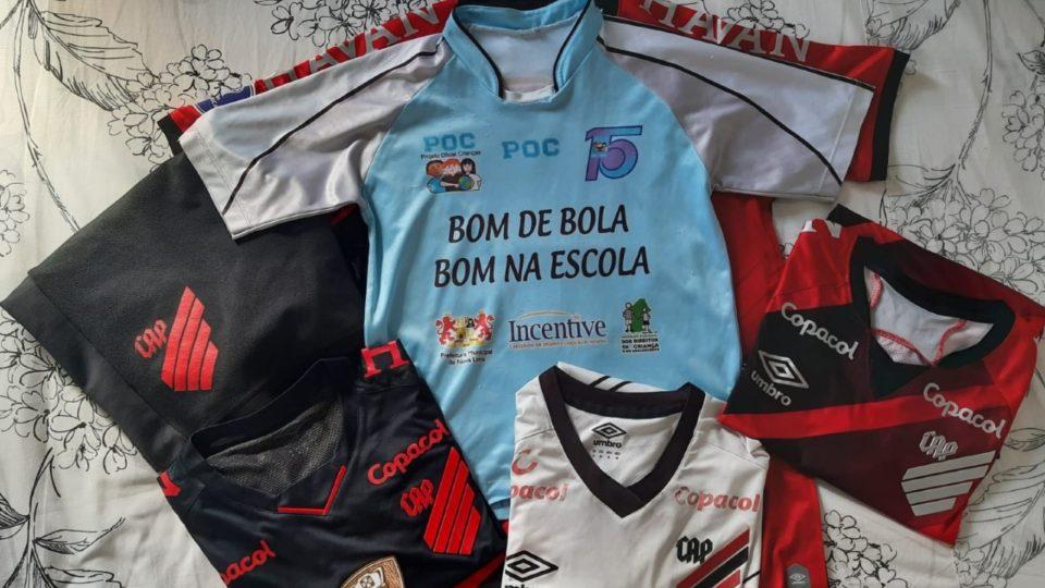 As camisas que Flávio levou na mochila para a final da Sul-Americana em Montevidéu