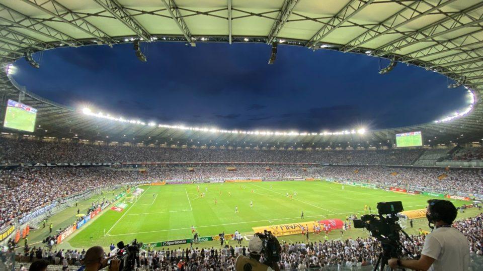 Primeiro jogo da final teve 53 mil torcedores no Mineirão (Foto: Monique Silva)