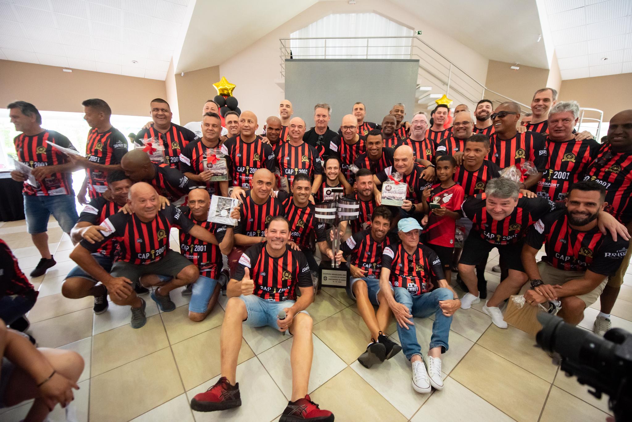 Festa dos 20 anos do título brasileiro do Athletico reúne ex-jogadores, torcedores, tem samba e chope