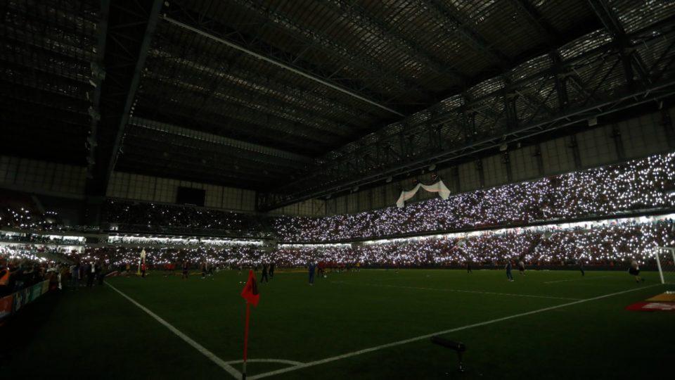 Estádio ficou iluminado antes de a bola rolar.