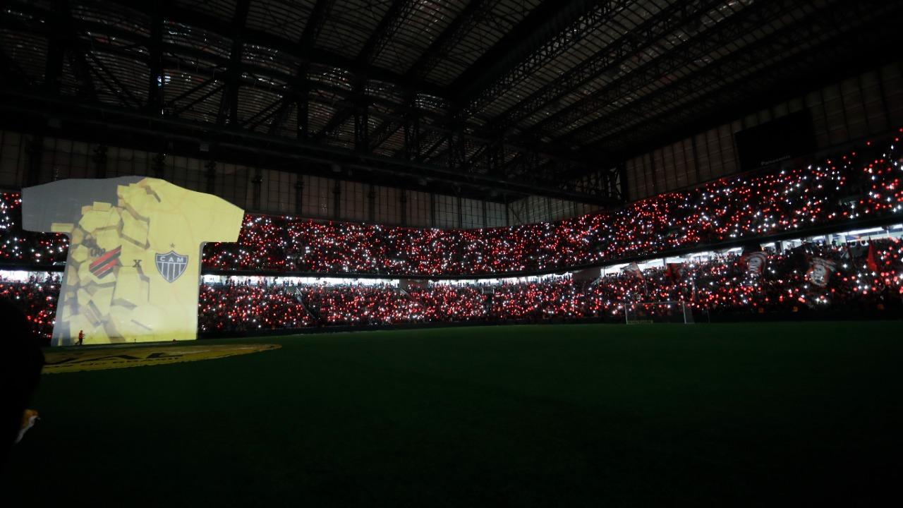 Com mosaico, camisa gigante e luzes, atleticanos dão show na Arena da Baixada