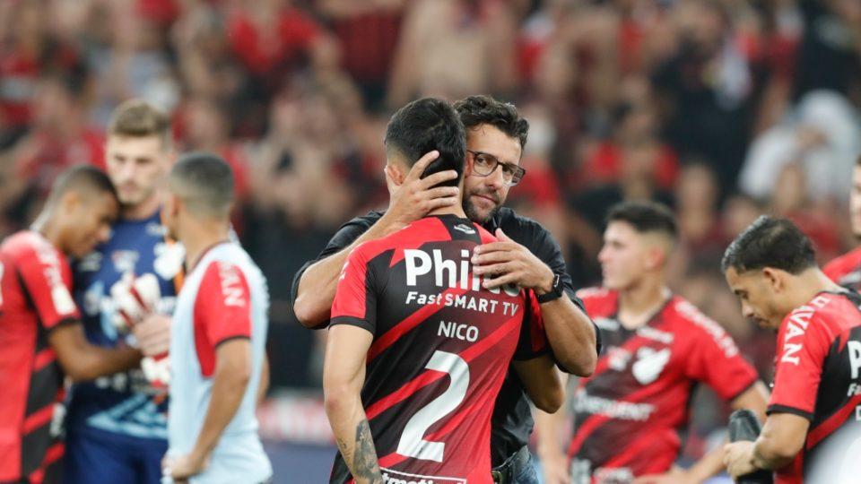 Alberto Valentim abraça o zagueiro colombiano Nico Hernández