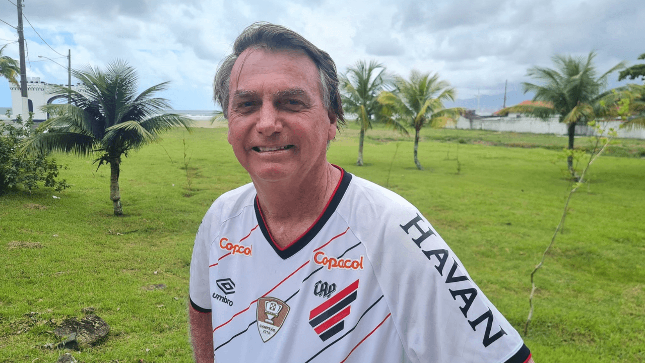 Bolsonaro usa camisa do Athletico no litoral paulista