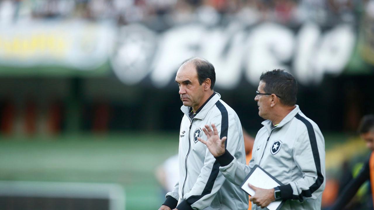 Ricardo Gomes foi técnico no Brasil pela última vez em 2016, quando comandou o Botafogo.