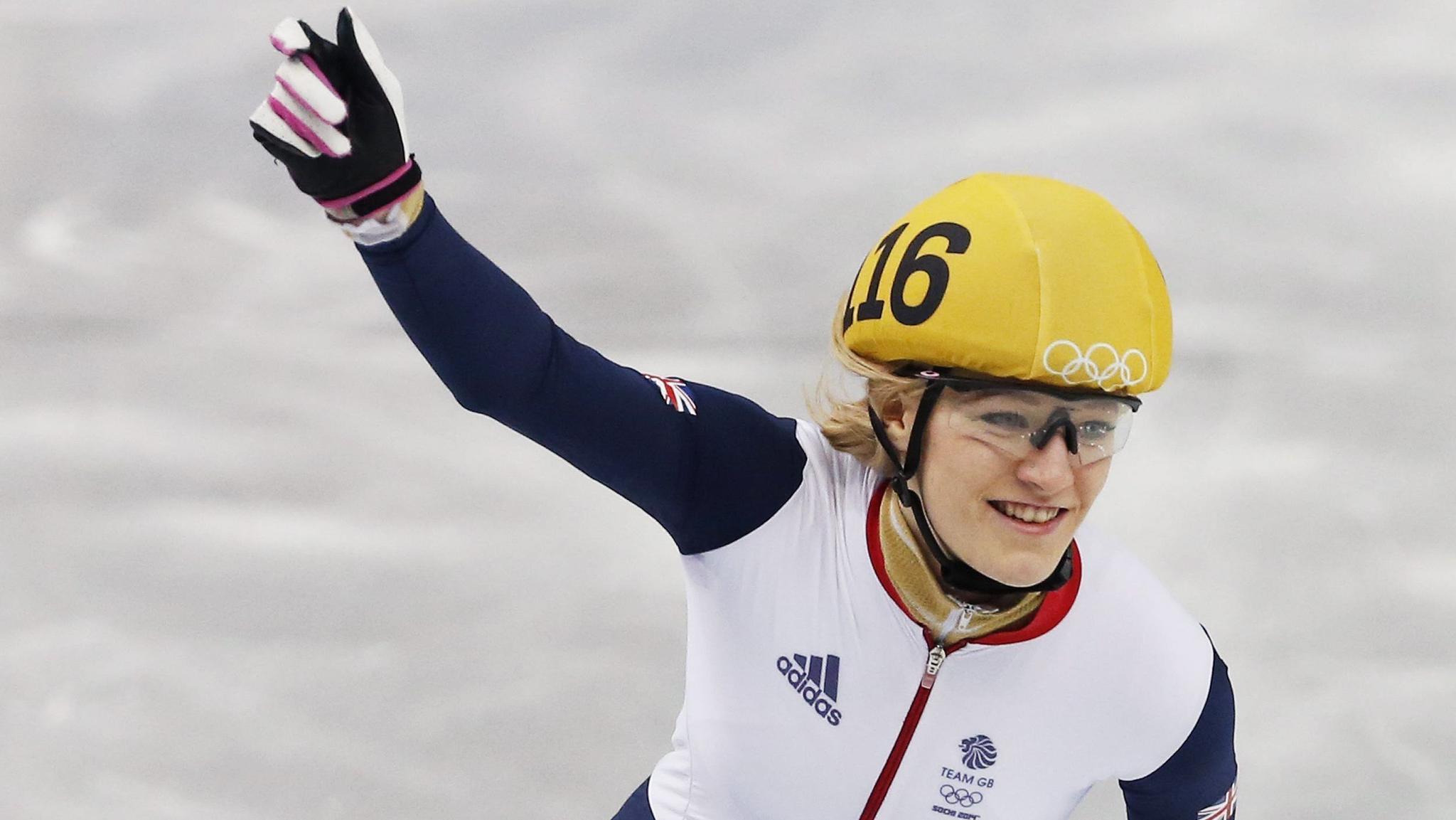 Elise Christie comemora após vencer sua corrida de quartas-de-final nos 1000 metros nos Jogos Olímpicos de Sochi, em 2014.
