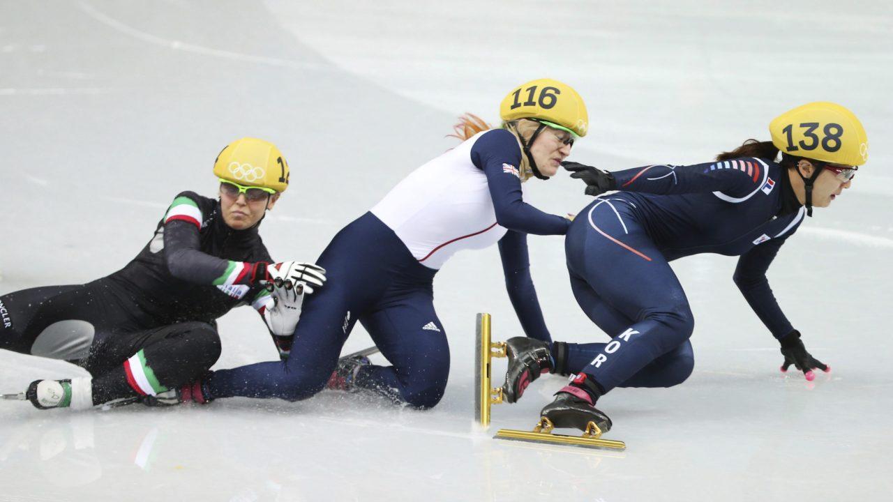 Arianna Fontana (ITA), Elise Christie (GBR) e Park Seung-Hi (KOR) colidem na final dos 500 metros em Sochi. Foto: How Hwee Young/EFE/EPA