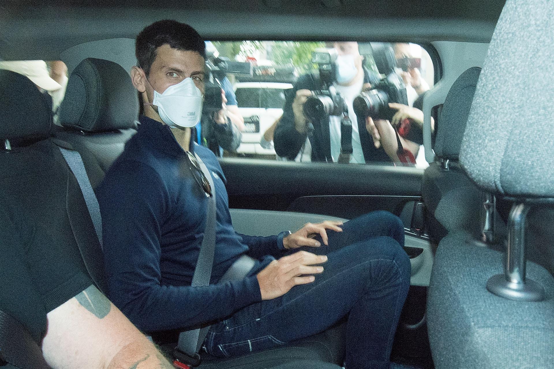Novak Djokovic é deportado da Austrália e se diz “decepcionado” após decisão judicial