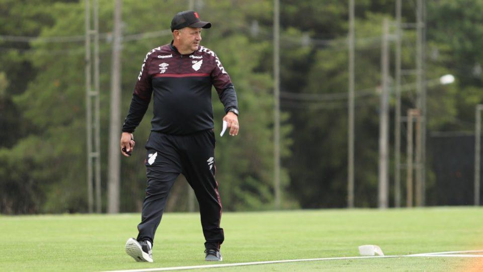 Gaúcho James Freitas vai comandar o time de aspirantes do Athletico no Paranaense