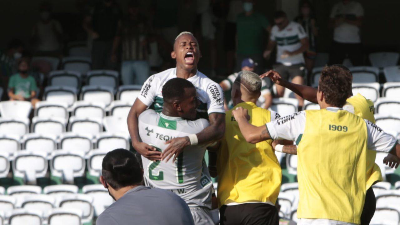 Paixão celebra o gol da vitória do Coxa. Foto: Atila Alberti/Tribuna do Paraná