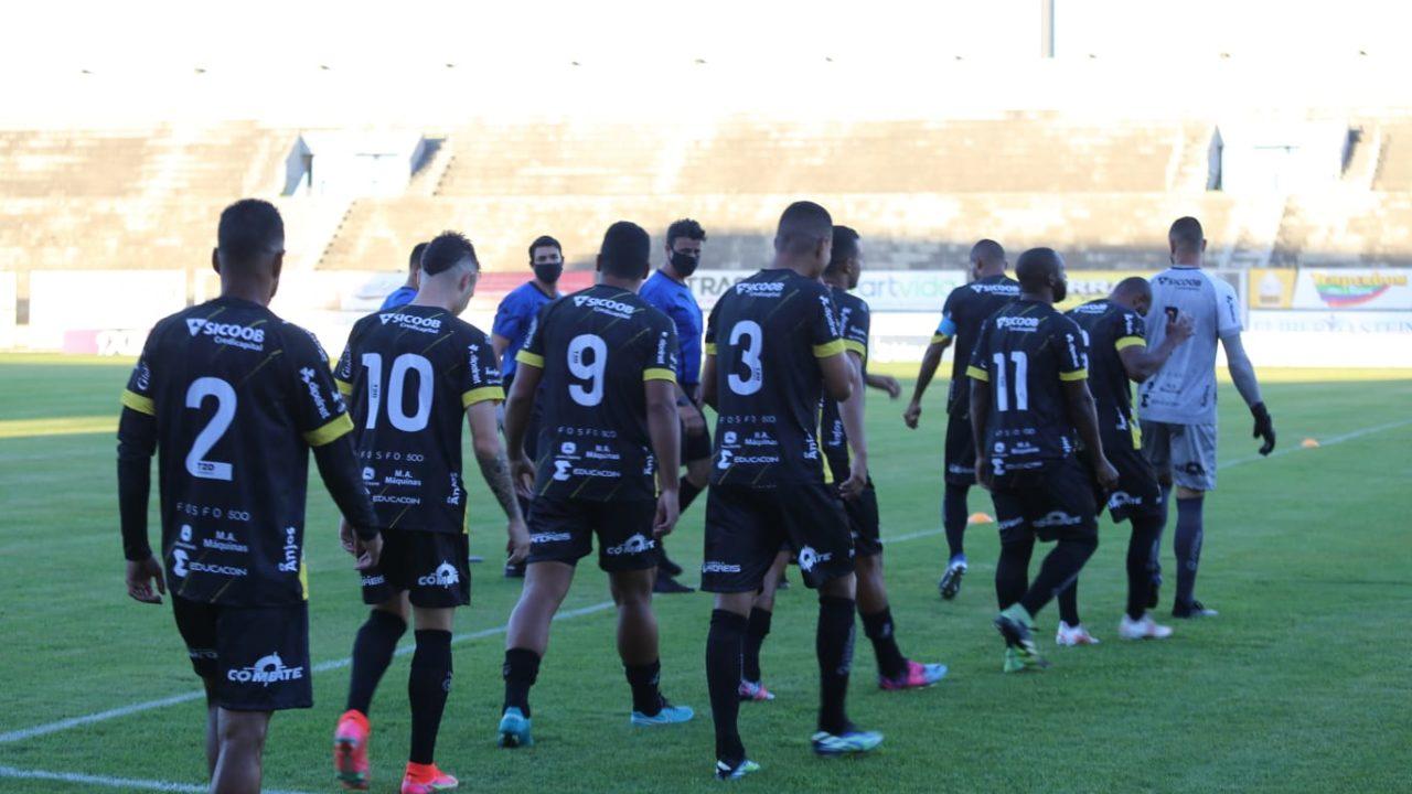 FC Cascavel entra em campo para não jogar. Foto: Daniel Malucelli/FC Cascavel