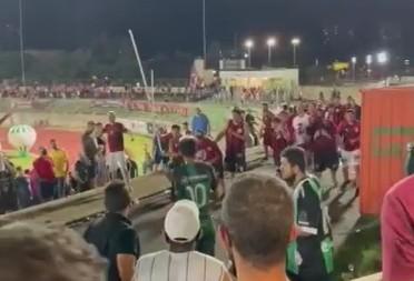 Torcedores de Athletico e Maringá brigam nas arquibancadas; veja os vídeos