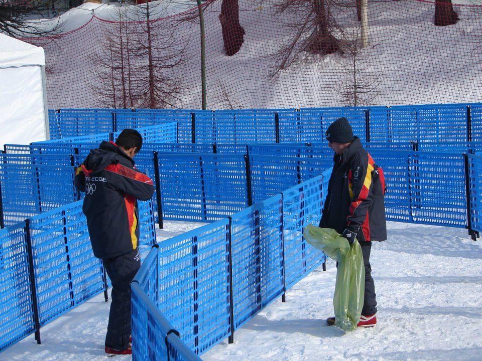 O colunista (de gorro) recolhendo adesivos do fabricante das cercas plásticas da zona mista em Turim-2006: tudo em nome da "arena limpa". (Foto: Arquivo pessoal)