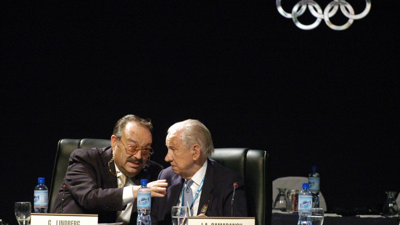 Mario Vázquez Raña (esq.) e Samaranch (dir.) durante a assembleia do COI em 2007. Foto: EFE/Roberto Escobar