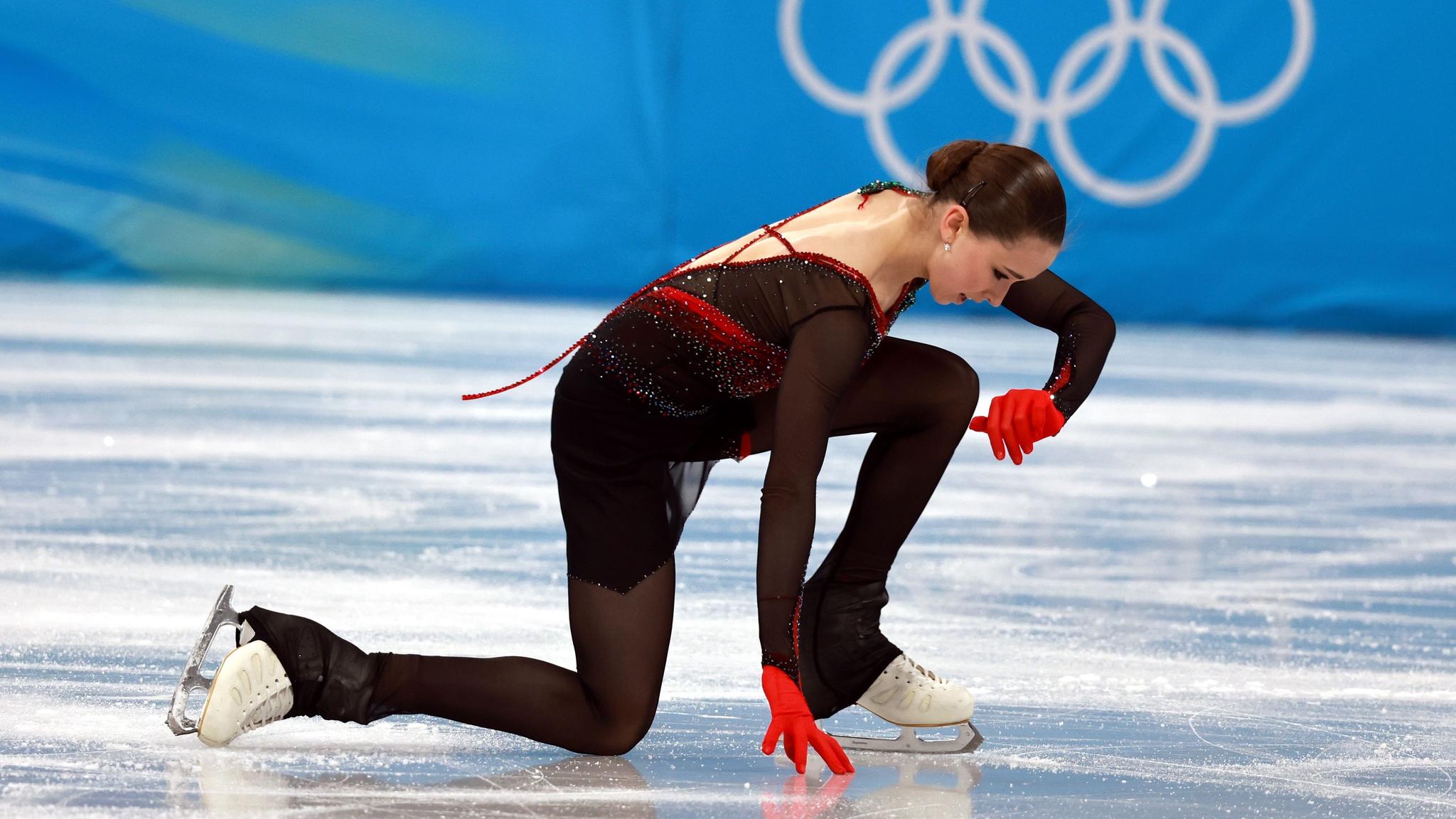 A russa Kamila Valieva, 15 anos, é a primeira mulher a acertar um salto quádruplo na história dos Jogos Olímpicos.