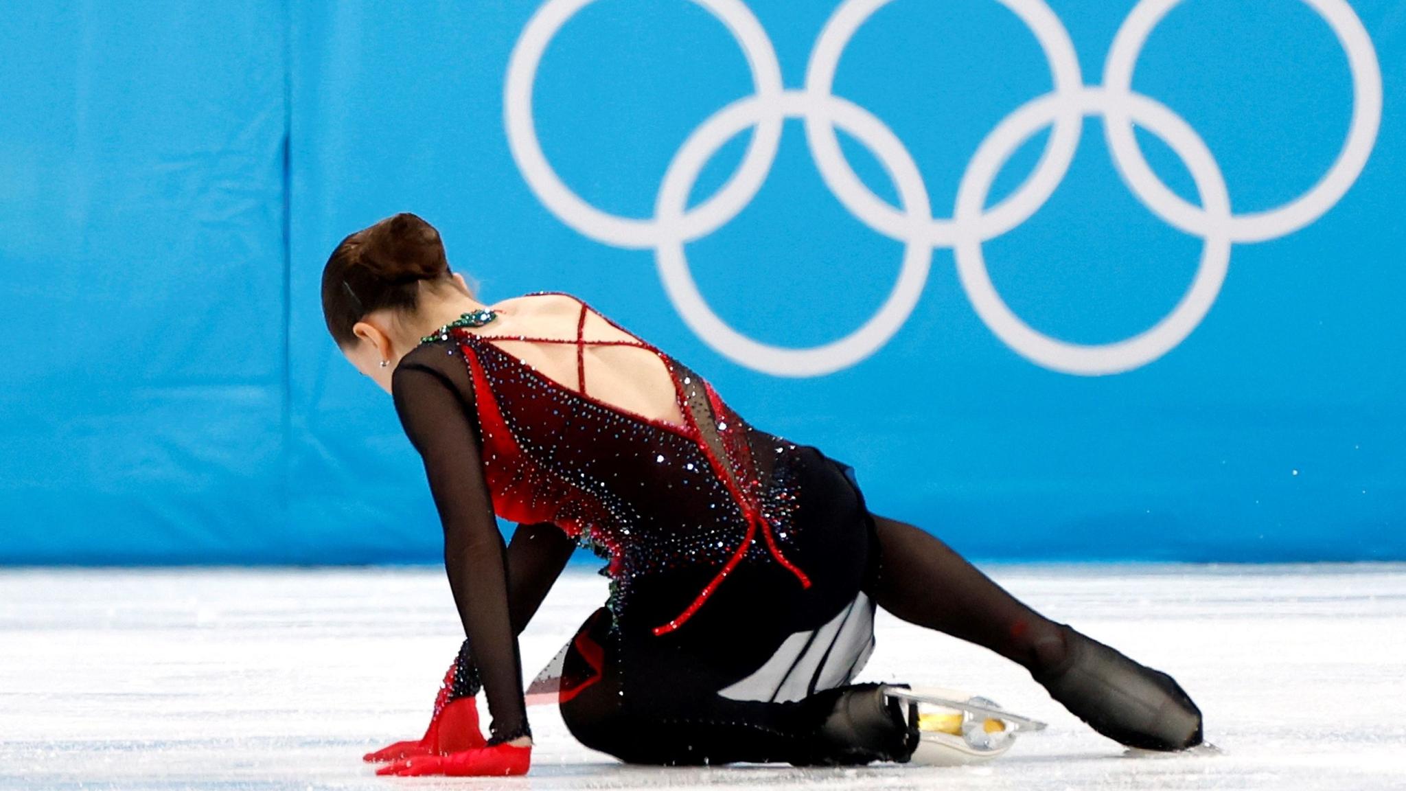 Kamila Valieva cai durante o programa livre da prova individual feminina de patinação: erros fizeram atleta cair do primeiro para o quarto lugar.