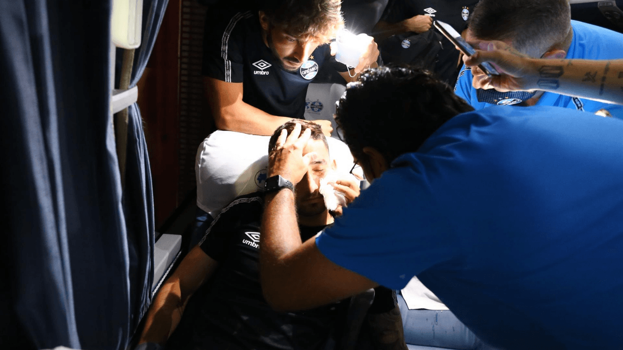 Villasanti sendo atendido após ônibus do Grêmio ser apedrejado