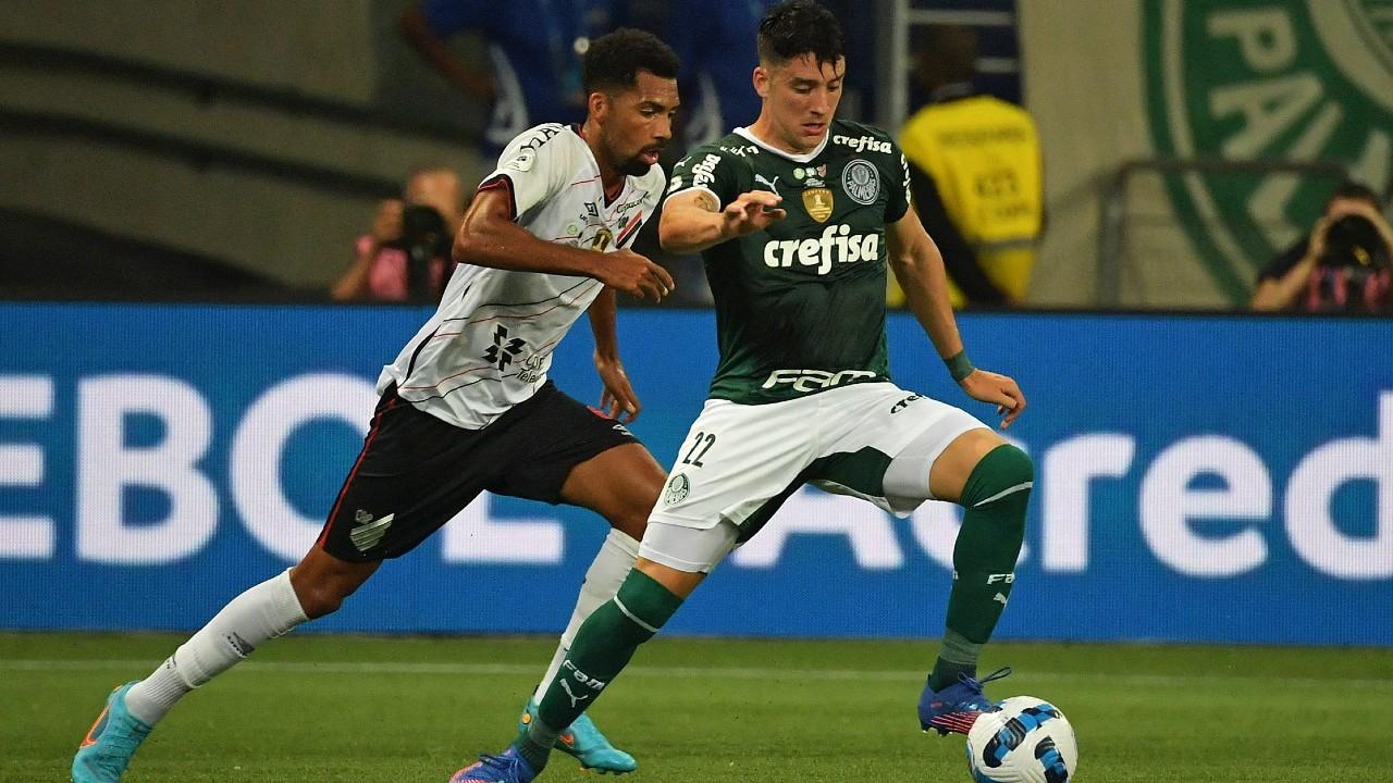 Matheus Fernandes, em lance de Palmeiras x Athletico