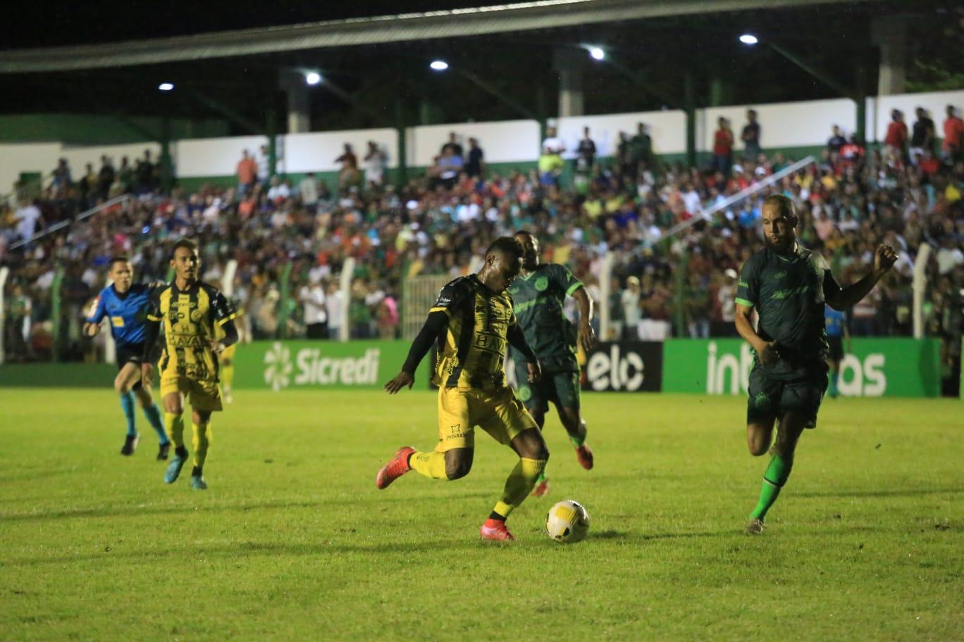 Cascavel levou gol logo no começo do jogo.