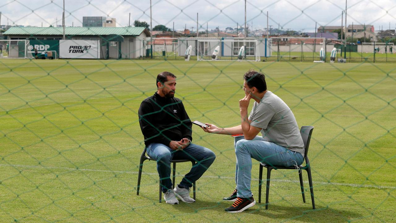 A conversa com a reportagem, no gramado do CT. Átila Alberti/UmDois Esportes