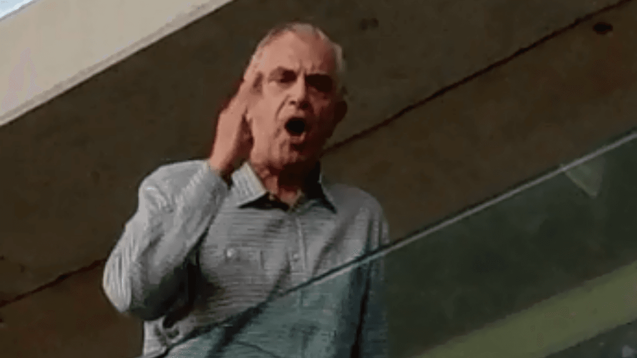 Petraglia se irrita e bate-boca com torcedores em amistoso do Athletico na Baixada