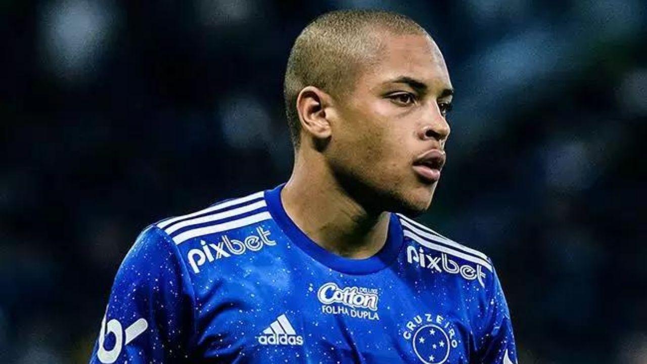 Vitor Roque estreou como profissional no Cruzeiro em 2021